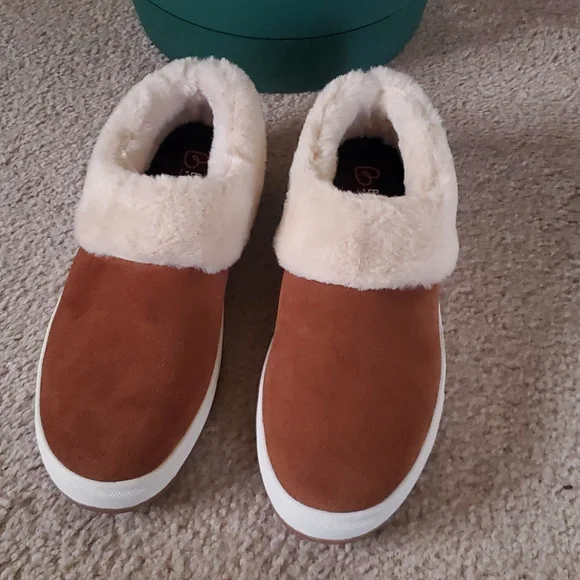 Blondo Waterproof Slip-ons - Picture 4 of 8